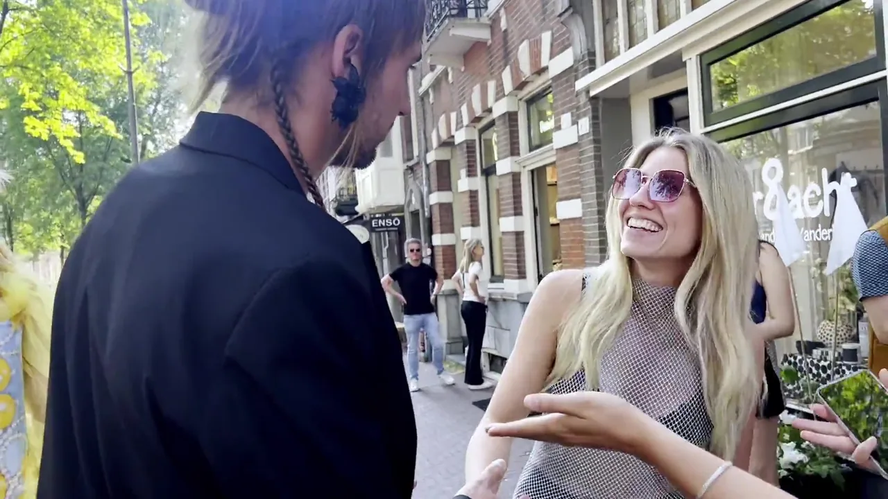 An unexpected encounter on an Amsterdam street